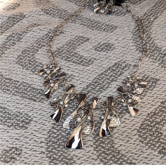 NWT Paparazzi Statement Necklace and earring set, silver & rhinestone - Picture 2 of 3